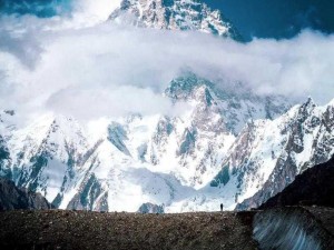 手握两座高耸的山【手握两座高耸的山，是掌控世界还是被世界掌控？】