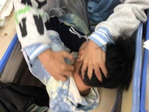 班里男生都扒我衣服视频【班里男生都扒我衣服，他们还拍了视频，我该怎么办？】