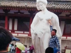 裸胸照片、如何看待女性发布裸胸照片的行为？